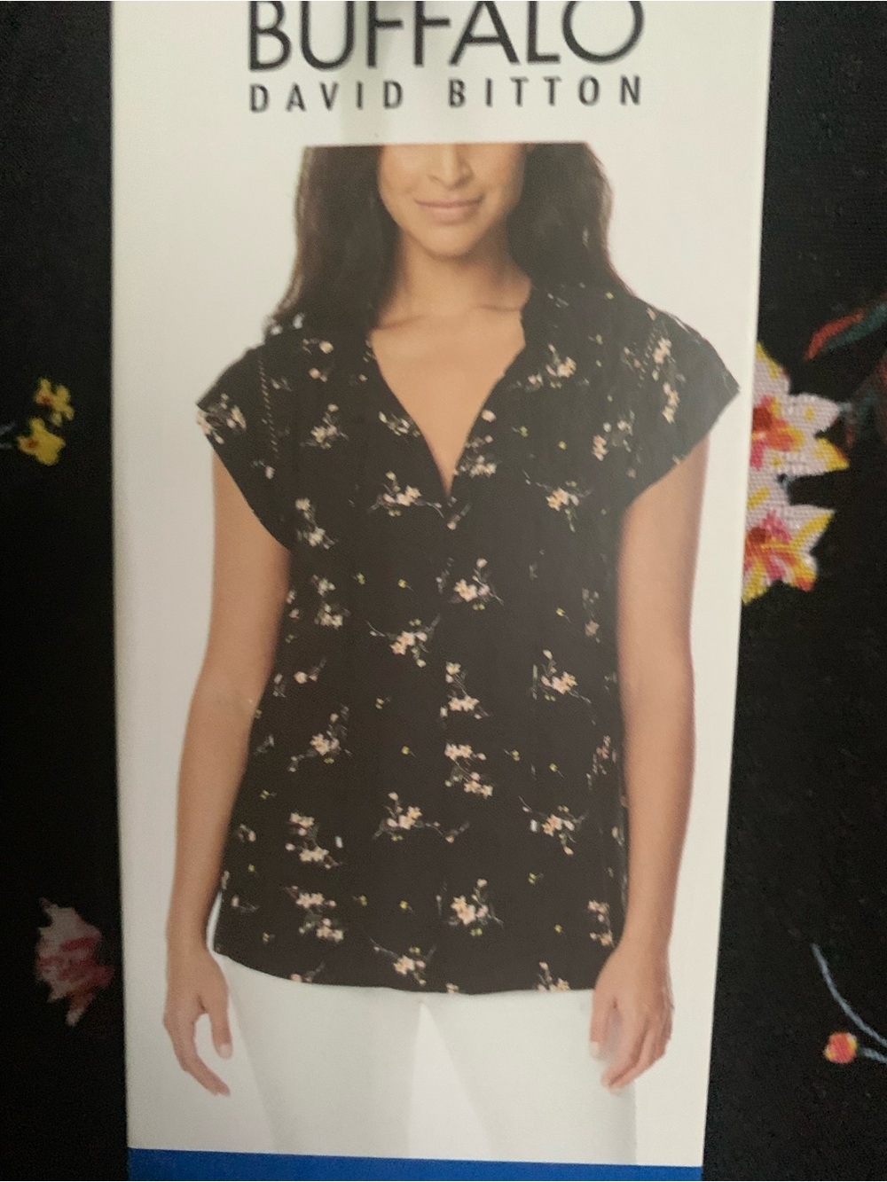 New Woman’s Buffalo David Bitton Black Floral Split V-Neck Cap Sleeve Top.Size L